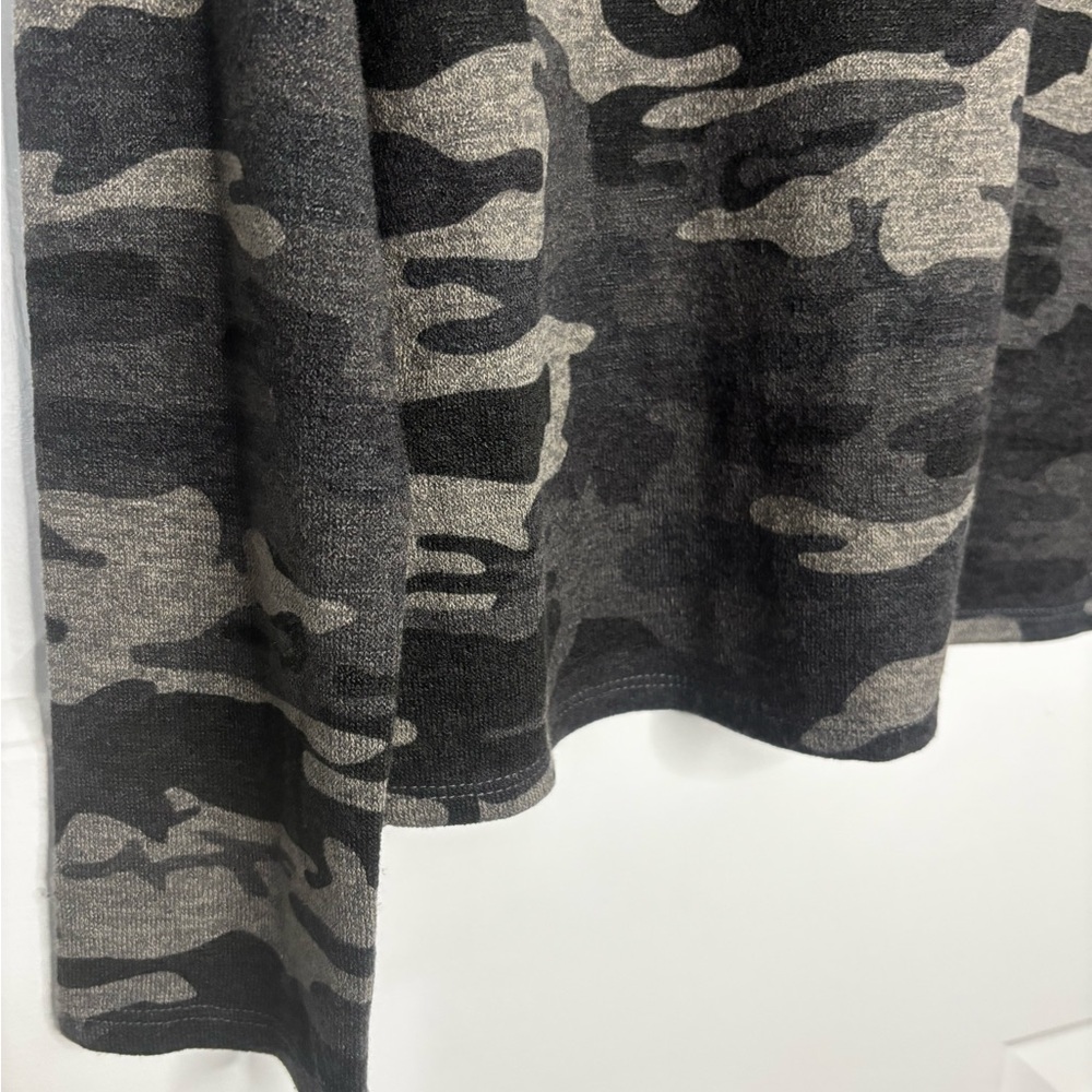 Sanctuary NWT Camo Pocket Long Sleeve V-Neck Top - Picture 7 of 7